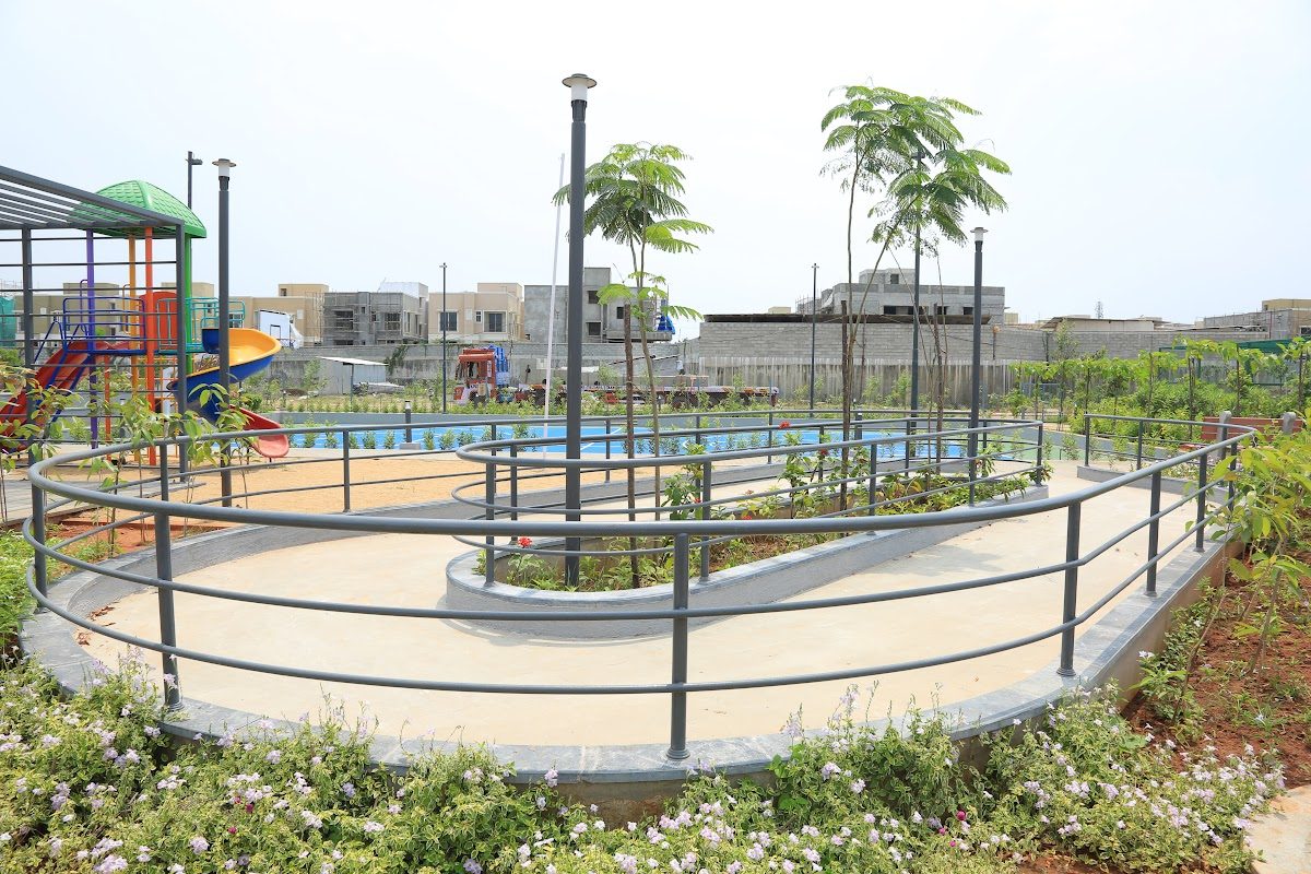 Skating rink with guard railing